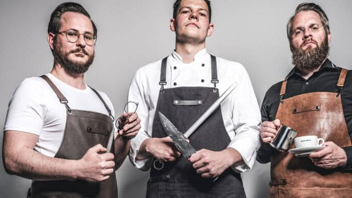 Kochschürze anpassen, Kochschürze perfekt anpassen, Grillschürze passende Größe wählen, Wunschleder