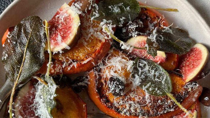 Herbstliche Vorspeise: Kürbis, Salbei und Parmesan