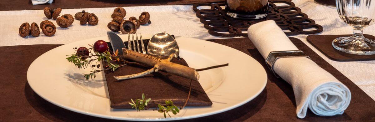 Herbstliche Tischdekoration mit Naturmaterialien, Wunschleder