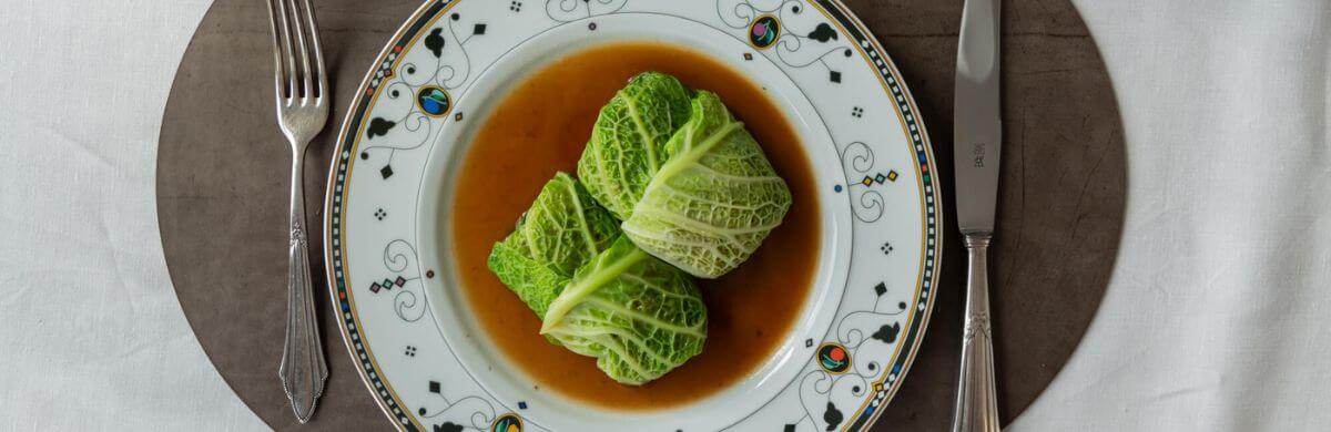 Weihnachtliches Hauptgericht Rezept, Vegetarische Wirsingrouladen mit Pilzjus und Zitronen-Kartoffeln, Wunschleder